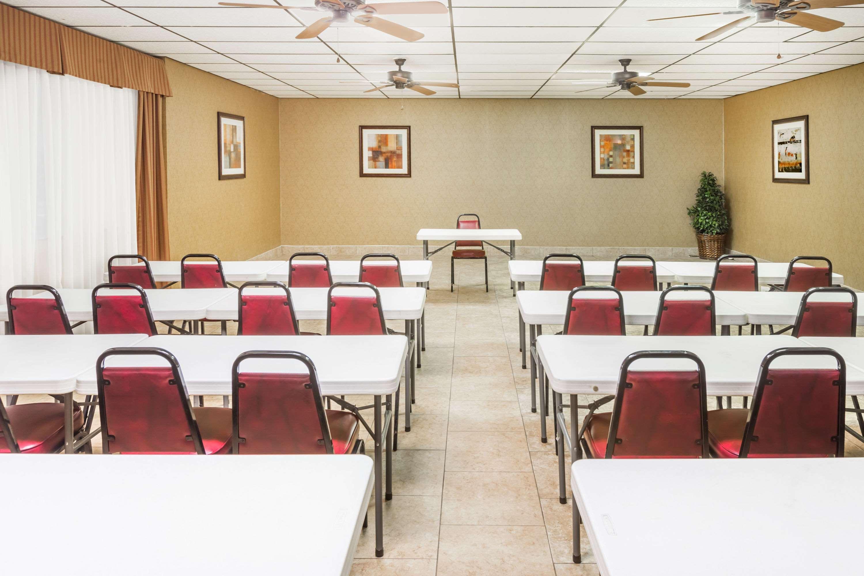 Days Inn By Wyndham Batesville Exterior photo